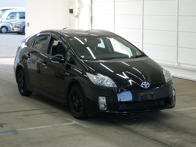 TOYOTA PRIUS — фото