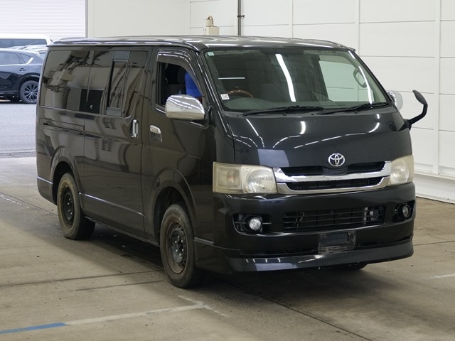 TOYOTA HIACE — фото