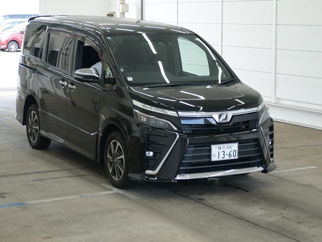 TOYOTA VOXY — фото