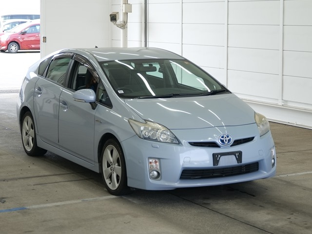 TOYOTA PRIUS — фото