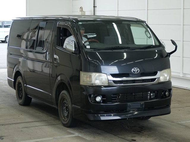 TOYOTA HIACE — фото
