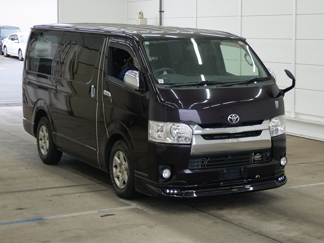 TOYOTA HIACE — фото