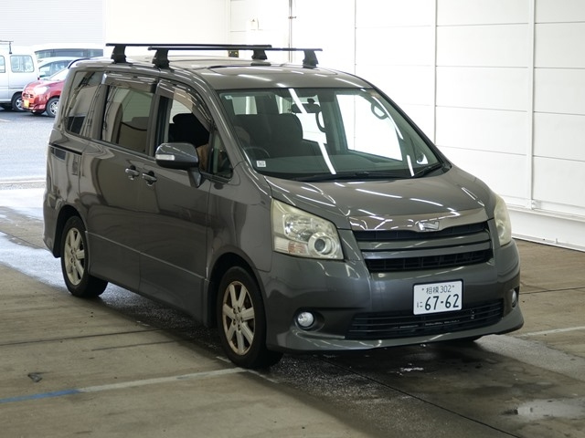 TOYOTA NOAH — фото