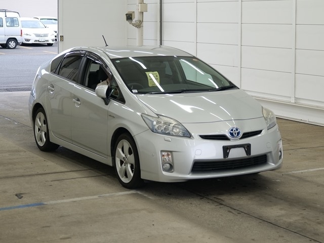 TOYOTA PRIUS — фото