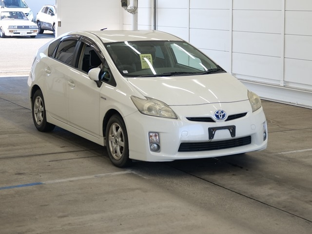 TOYOTA PRIUS — фото