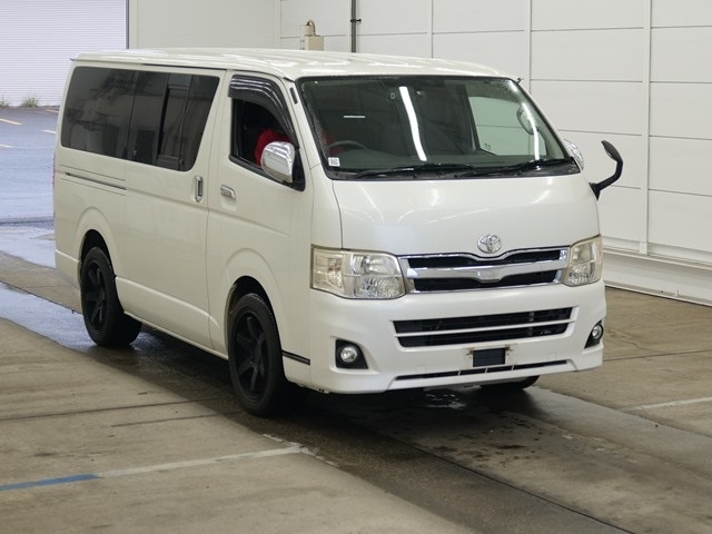 TOYOTA HIACE — фото