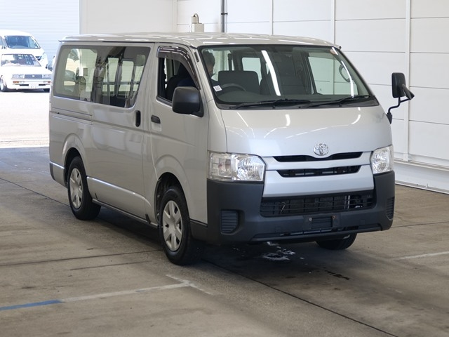 TOYOTA HIACE — фото