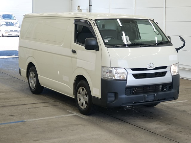 TOYOTA HIACE — фото