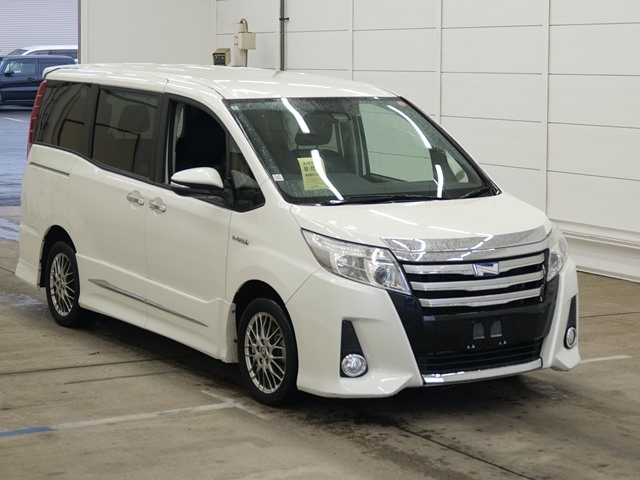 TOYOTA NOAH — фото