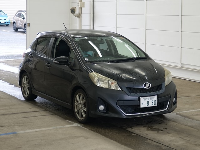 TOYOTA VITZ — фото