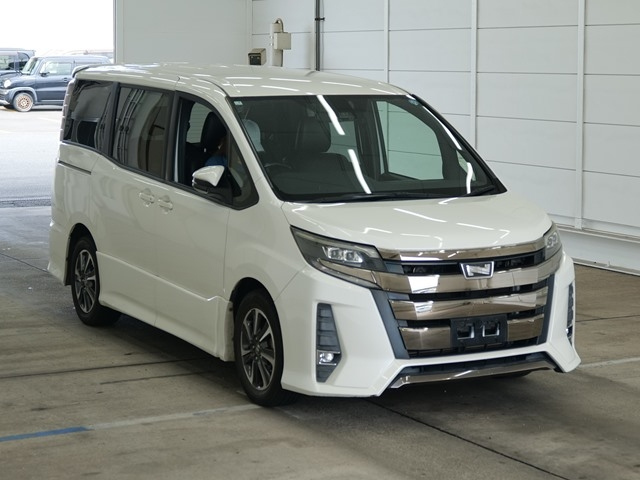 TOYOTA NOAH — фото
