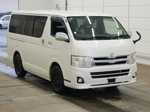 TOYOTA HIACE — фото
