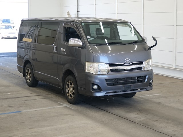 TOYOTA HIACE — фото