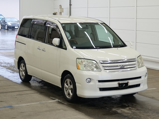 TOYOTA NOAH — фото