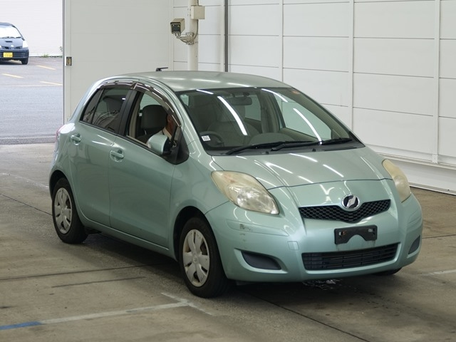 TOYOTA VITZ — фото