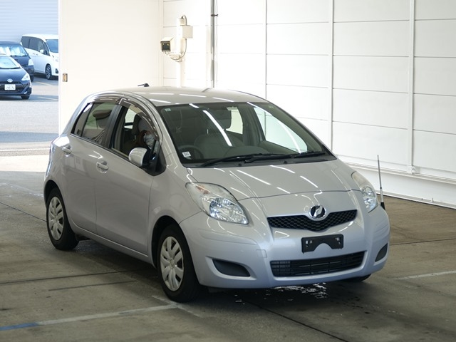 TOYOTA VITZ — фото