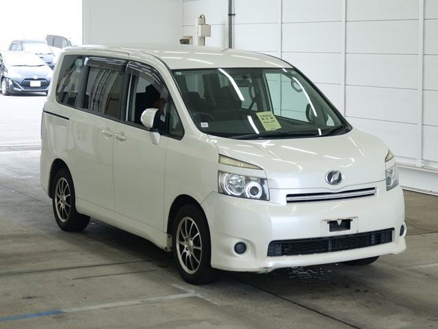 TOYOTA VOXY — фото