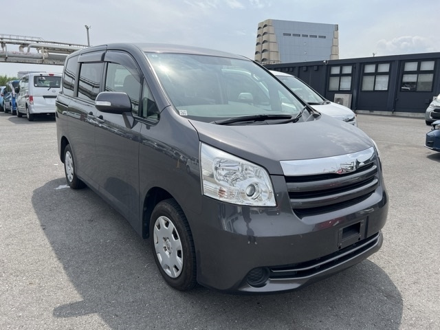 TOYOTA NOAH — фото