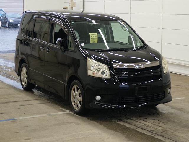 TOYOTA NOAH — фото