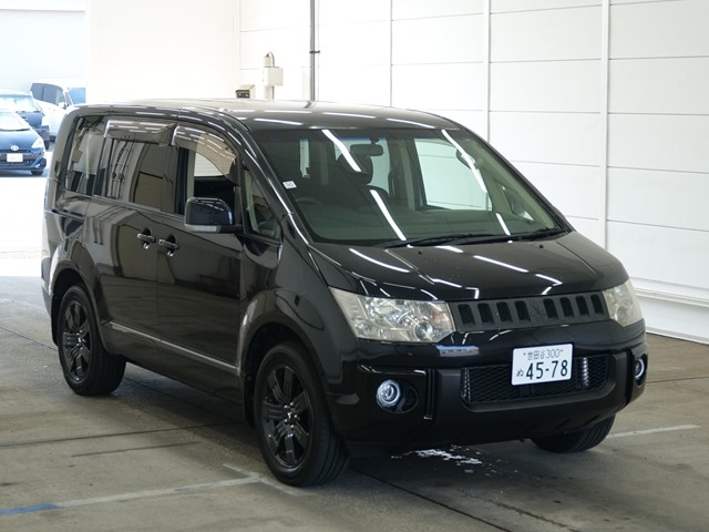 MITSUBISHI DELICA — фото