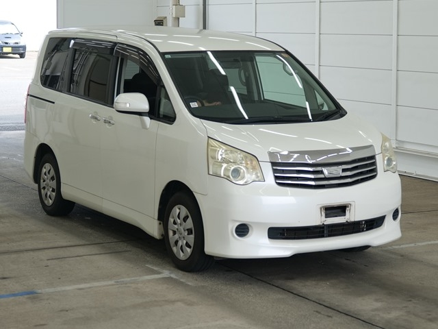 TOYOTA NOAH — фото