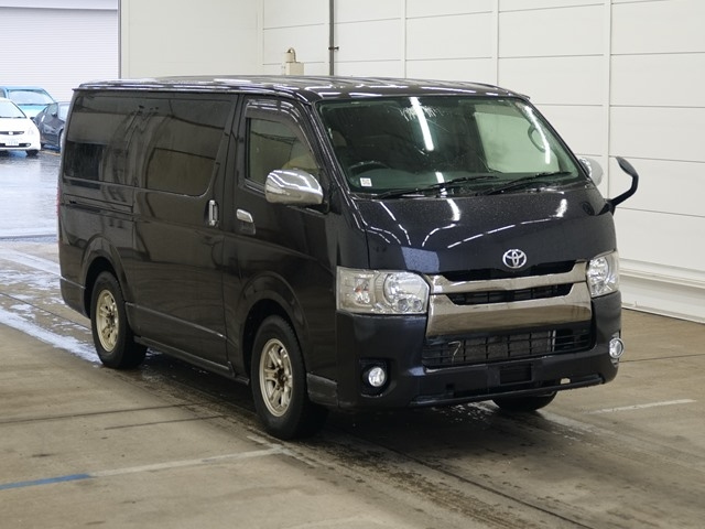 TOYOTA HIACE — фото