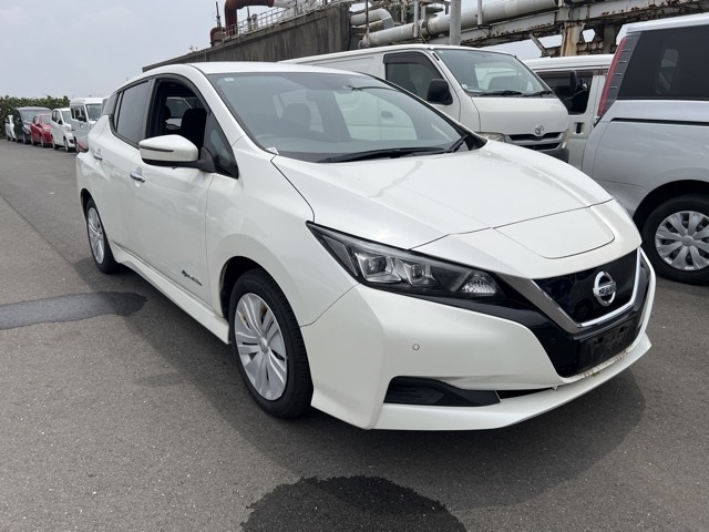 NISSAN LEAF — фото