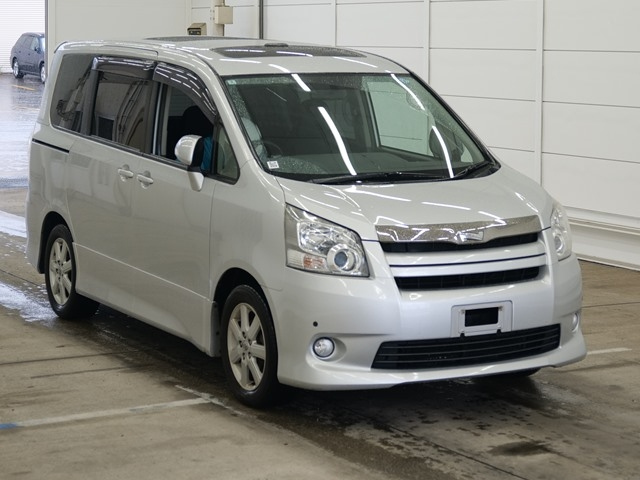 TOYOTA NOAH — фото