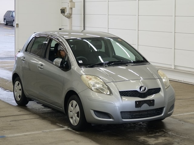 TOYOTA VITZ — фото