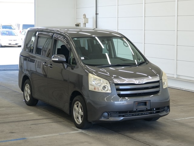 TOYOTA NOAH — фото