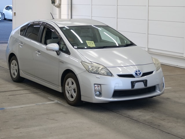 TOYOTA PRIUS — фото
