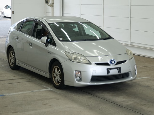 TOYOTA PRIUS — фото