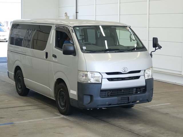 TOYOTA HIACE — фото