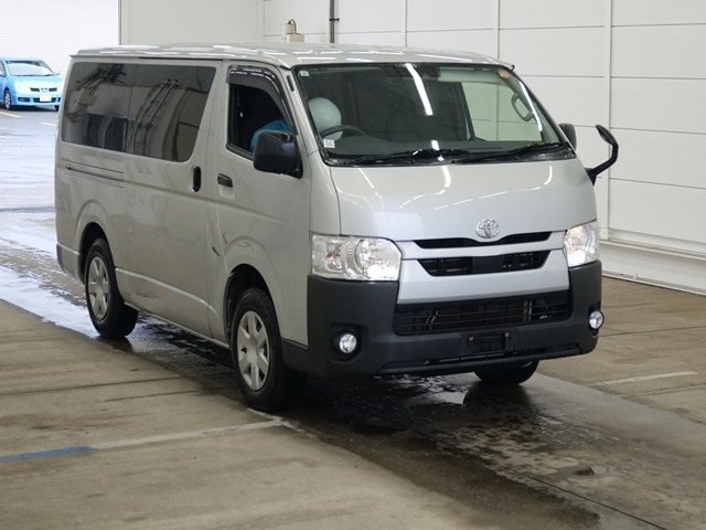 TOYOTA HIACE — фото