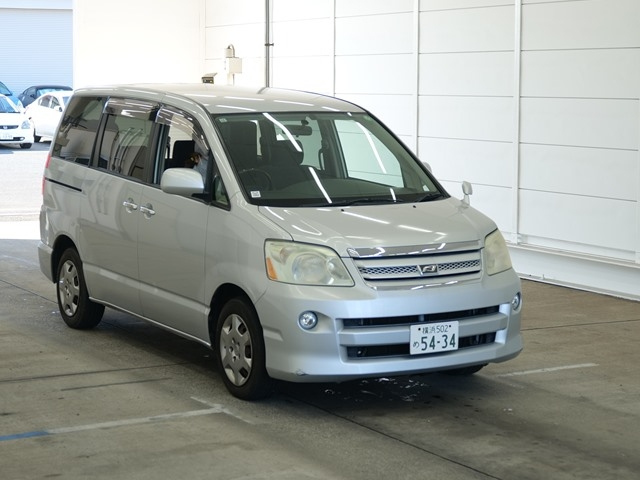 TOYOTA NOAH — фото