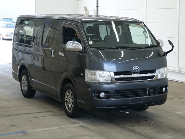 TOYOTA HIACE — фото
