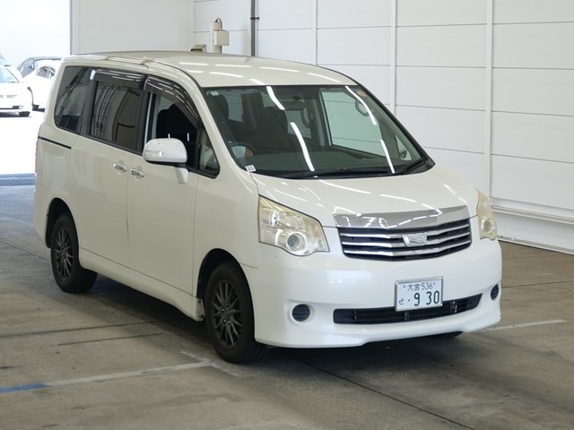 TOYOTA NOAH — фото