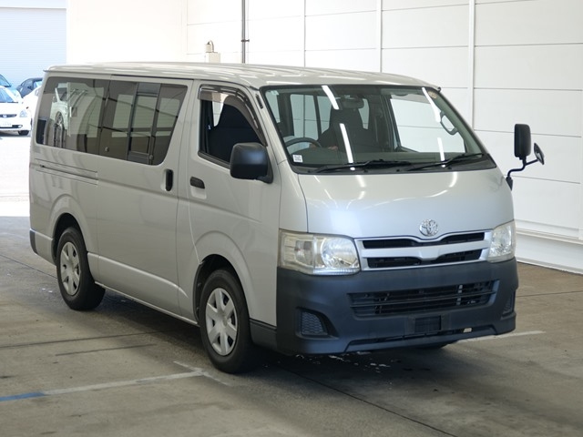 TOYOTA HIACE — фото