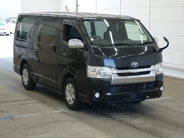 TOYOTA HIACE — фото