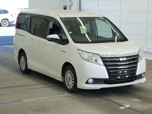 TOYOTA NOAH — фото