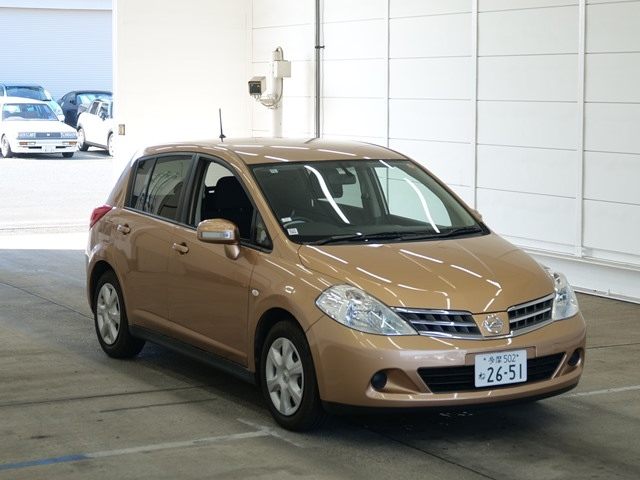 NISSAN TIIDA — фото