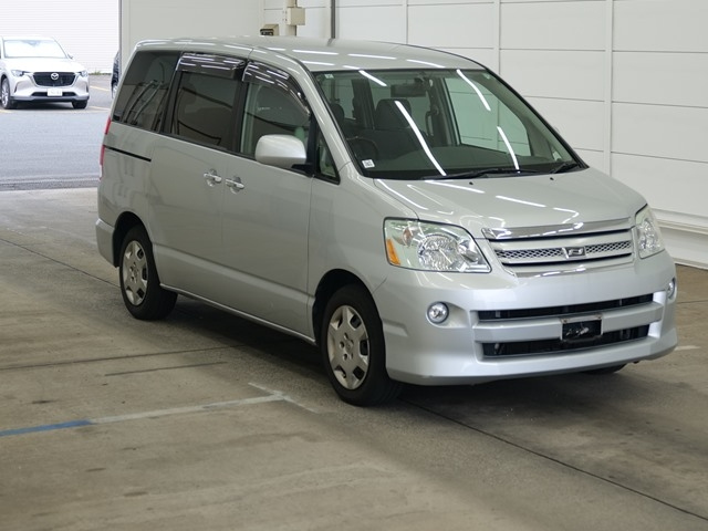 TOYOTA NOAH — фото