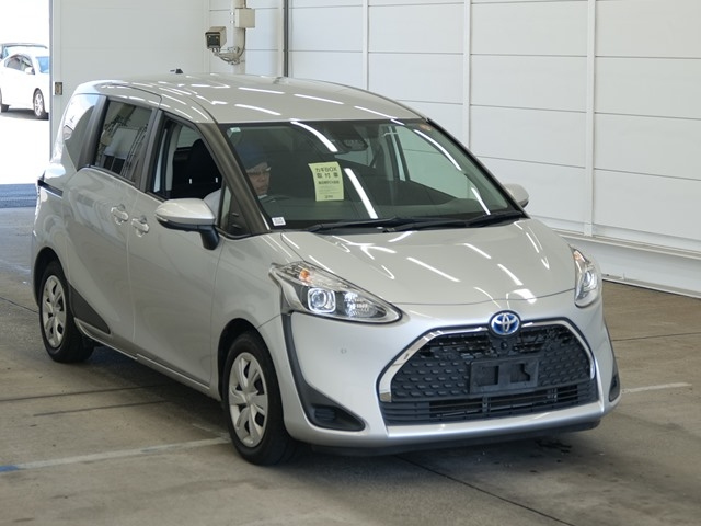 TOYOTA SIENTA — фото