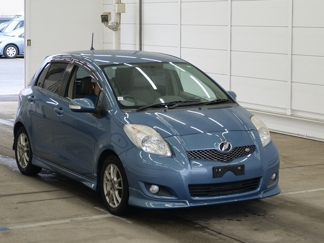 TOYOTA VITZ — фото