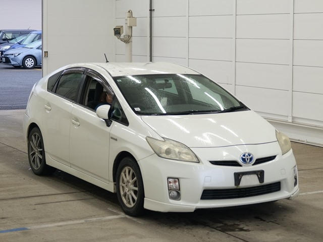 TOYOTA PRIUS — фото