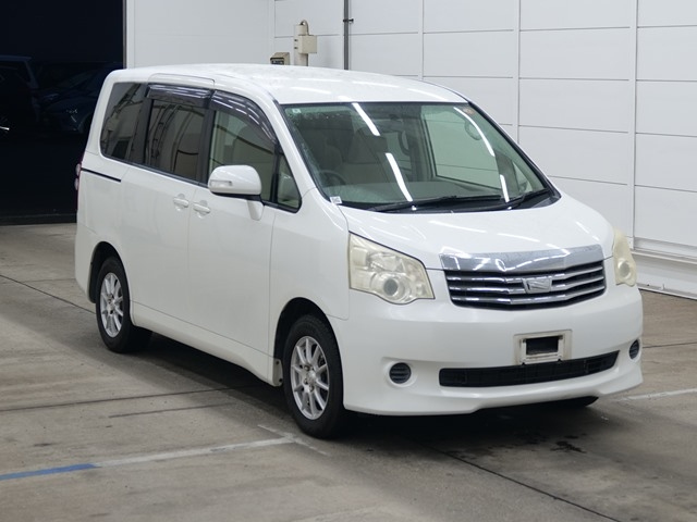 TOYOTA NOAH — фото