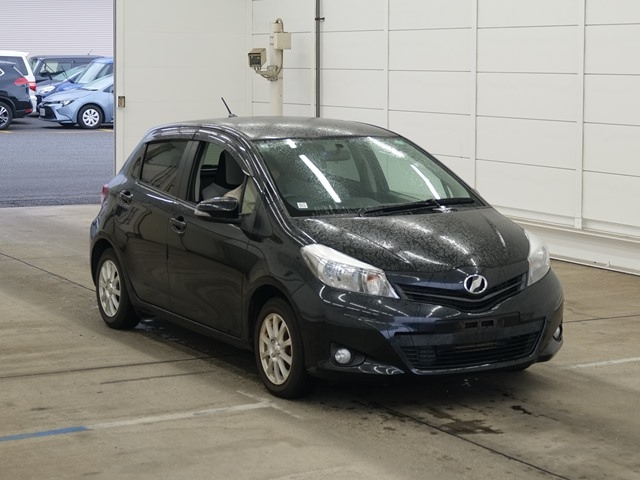 TOYOTA VITZ — фото