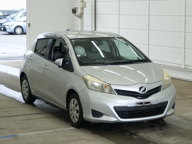 TOYOTA VITZ — фото