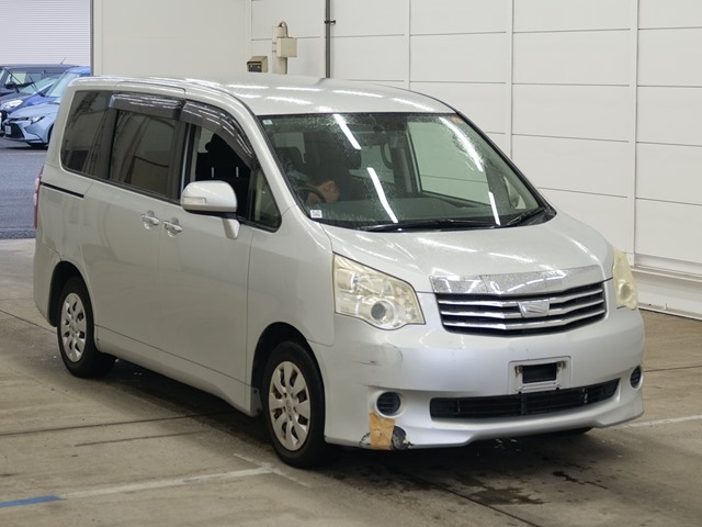 TOYOTA NOAH — фото