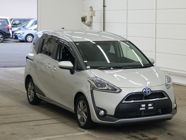 TOYOTA SIENTA — фото